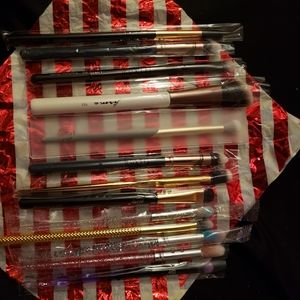 SOLD make up brushes 13 in total. SOLD